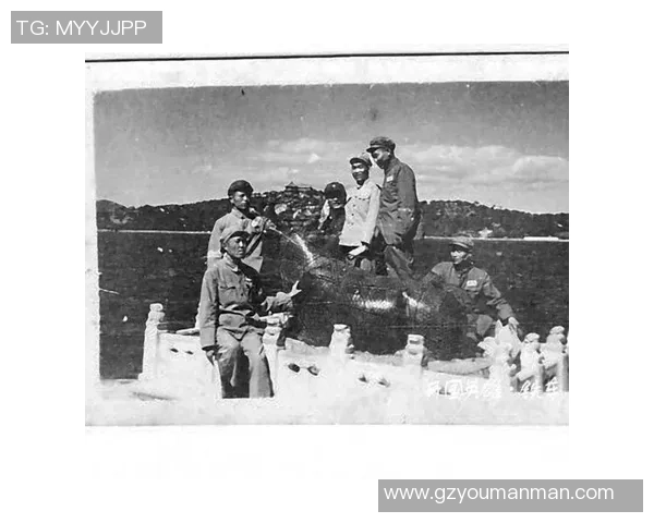 钩针艺术创作足球明星形象，精美图案呈现球场英雄风采